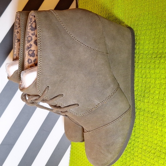 Faux suede olive wedges - Picture 2 of 5